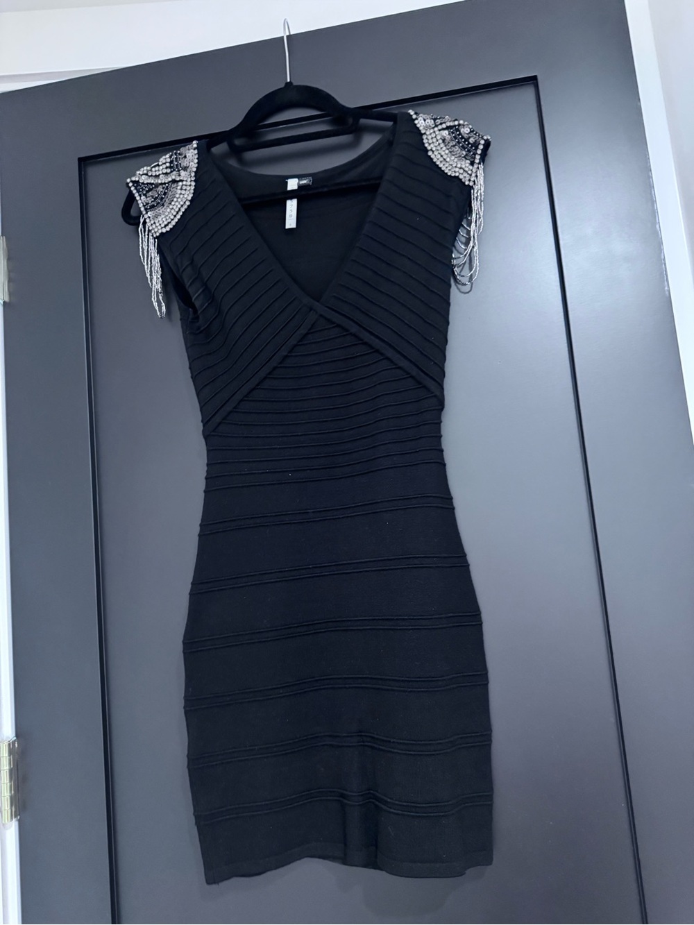 Black Embellished Shoulder Bodycon Dress

prjct 5750